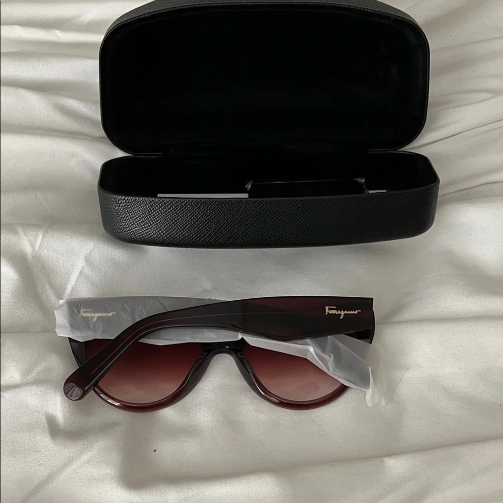 Salvatore Ferragamo! New with case! Chic Cat-Eye Sunglasses - Black and Purple. - Picture 3 of 4